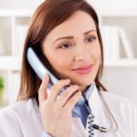 Γυναίκα γιατρός στο τηλέφωνο